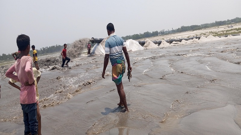 ধরলার ভাঙনে নিঃস্ব চর কদমতলা ও চর নওয়াবশের মানুষ